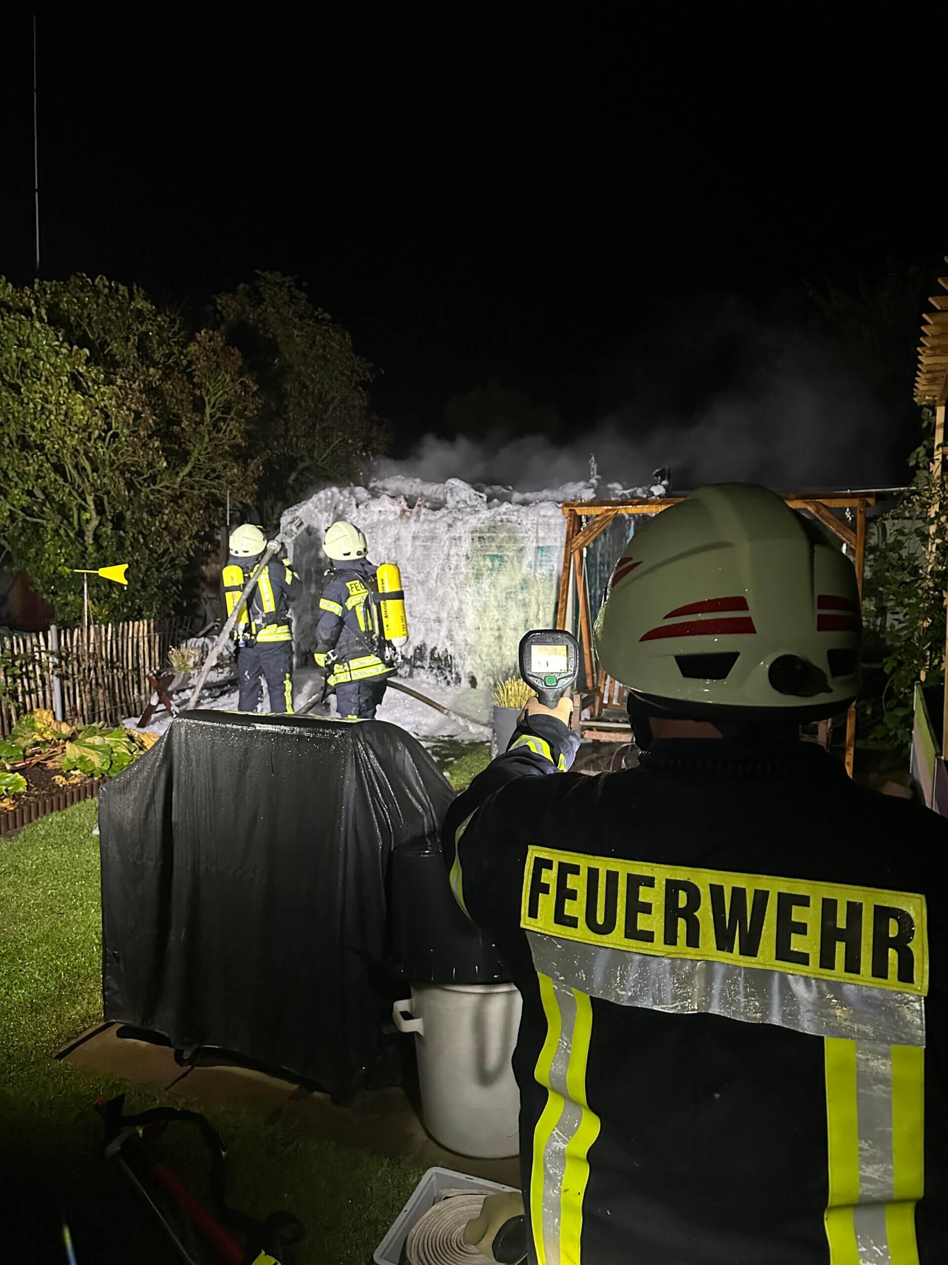 Aufbringen von Löschschaum, Kontrolle mittels Wärmebildkamera.