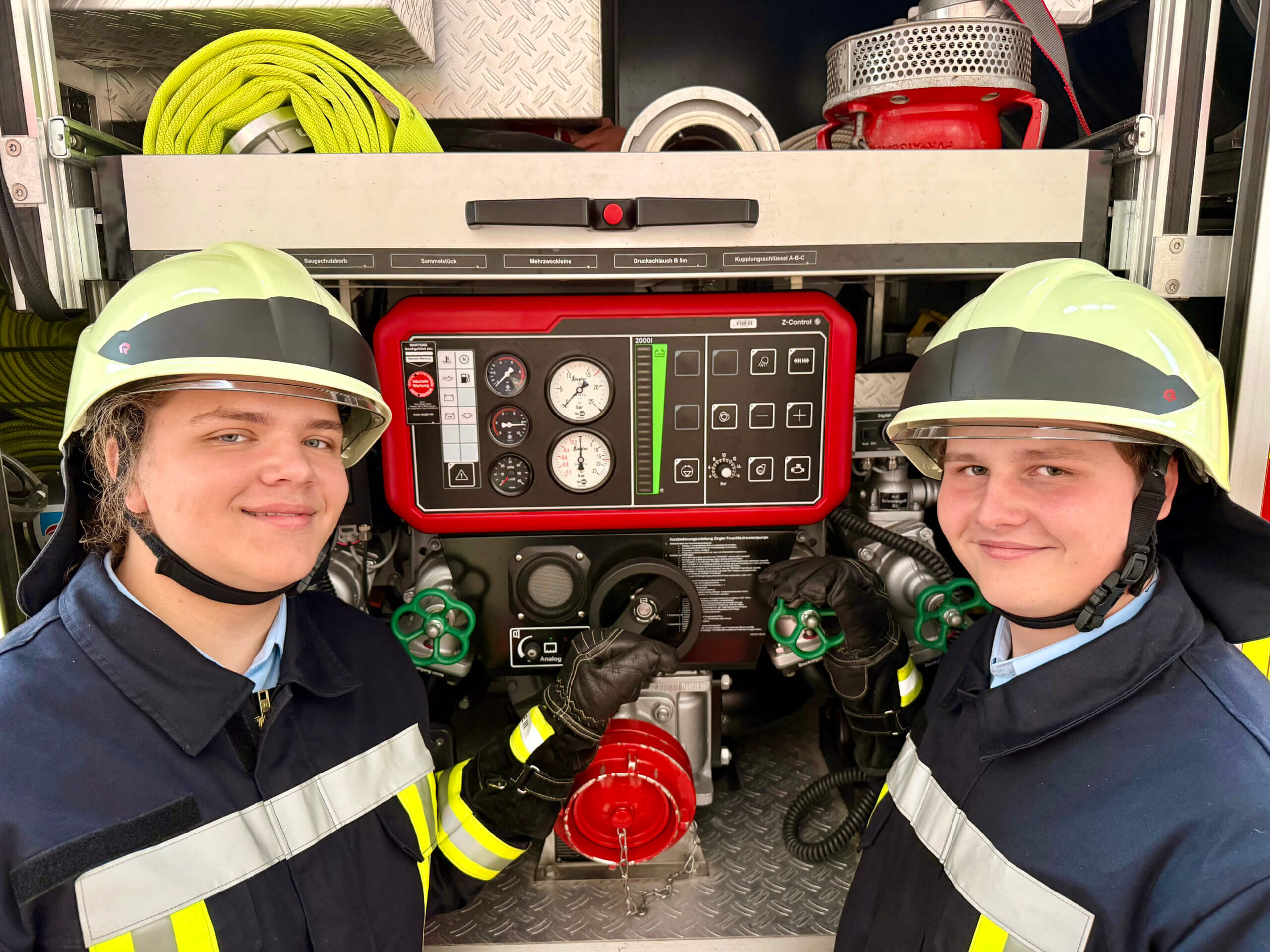 Linus rechts, Jeremiah links, aus der Jugendfeuerwehr